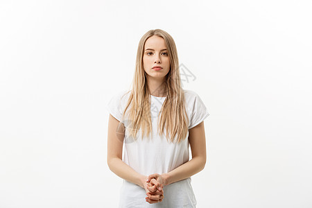 白人年轻自信的女人 白色的白色T恤模特 在白背景上被孤立头发情感工作室微笑幸福女士青年女孩黑发成人图片