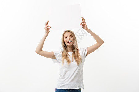 空白符号 女人在她头顶举着空白的空白标志 在白色背景隔绝的激动和愉快的美丽的少妇身体商业成人商务人士女孩工作室女性广告学生图片