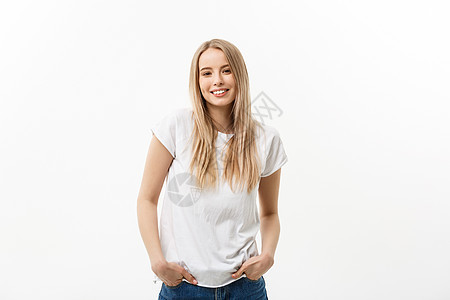 白人年轻自信的女人 白色的白色T恤模特 在白背景上被孤立学生幸福头发女孩女士青年成人黑发微笑快乐图片