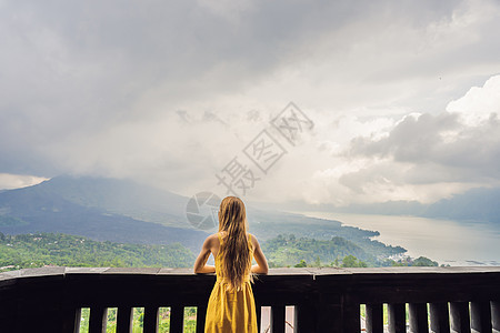 印度尼西亚巴图尔火山的 女性旅行者爬坡活动高度自由远足悬崖火山口天空旅行游客图片