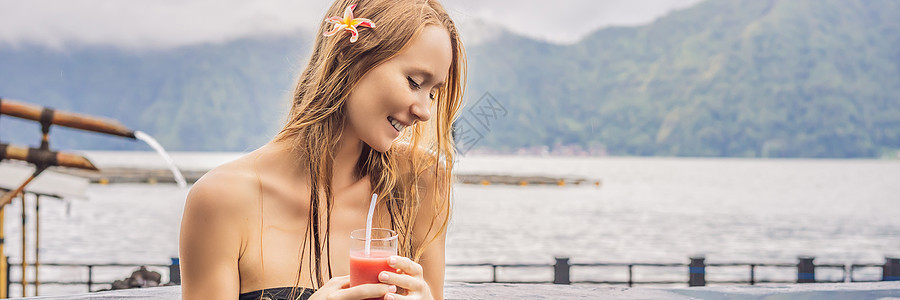 地热温泉 在温泉游泳池中与湖对面放松的妇女 温泉概念 饮用瓜瓦果汁潘纳 Long ForMAT女士女孩地标水池假期眼睛旅行酒店女图片