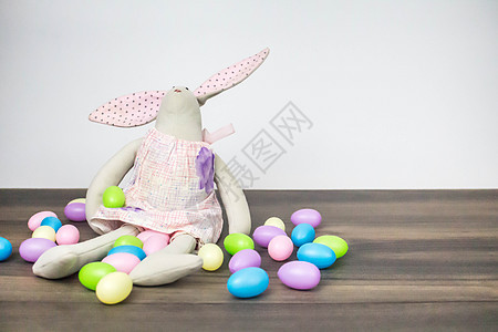 复活节 假期 传统和物品概念 — 彩色复活节彩蛋和兔子的特写图片