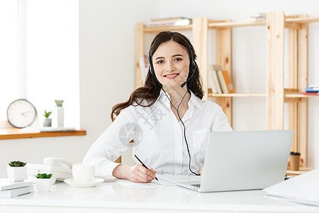 呼叫中心概念 在工作场所快乐微笑的女性客户支持电话操作员的肖像 其快乐笑容推销办公室键盘电脑团队助手女孩工人男人技术图片