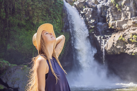 以瀑布背景为背景的女旅行者天堂季节乐趣风景女士冒险环境溪流旅游远足图片