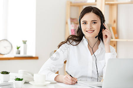 呼叫中心概念 在工作场所快乐微笑的女性客户支持电话操作员的肖像 其快乐笑容办公室人士工人代理人耳机团体女孩同事推销职员图片