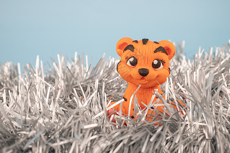 蓝色背景上的橙色老虎雕像 2022年是东历虎年宠物明信片日历红色艺术野生动物回收横幅吉祥物设计图片