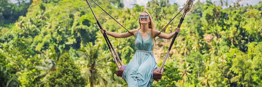 年轻女子在印度尼西亚巴厘岛的丛林雨林中荡秋千 在热带摇摆 秋千  巴厘岛 BANNER 的趋势 LONG FORMAT女孩闲暇旅图片