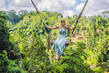 年轻女子在印度尼西亚巴厘岛的丛林雨林中荡秋千 在热带摇摆 秋千巴厘岛的潮流自由喜悦风景冒险乐趣吸引力头发假期旅行高度图片
