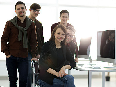 领导企业团队在工作场所中的工作图片