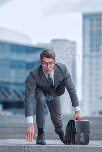 具有竞争力的商务人士已做好开始工作的准备挑战商务人士动机预测成就跑步姿势职业企业家图片