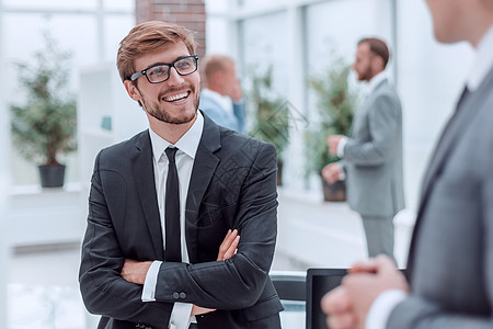 与同事交谈时笑着微笑的商务人士伙伴经理领导套装讨论男人团队合伙公司人士图片