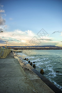 混凝土城市断水和黑海的波浪 保加利亚瓦尔纳瓦尔纳图片