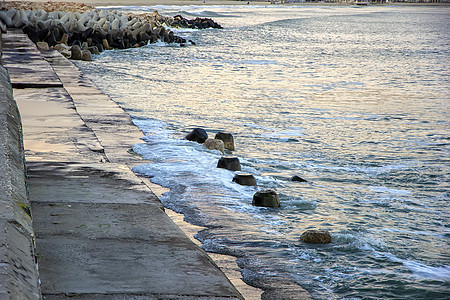 混凝土城市断水和黑海的波浪海岸线海滩地平线海岸岩石港口蓝色障碍运动戏剧性图片
