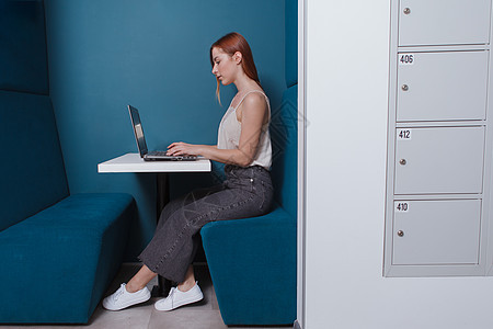 在现代办公室工作的年轻女青年企业家员工就业智力工人互联网电脑商业学习自由职业者图片