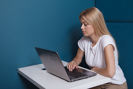 在现代办公室工作的年轻女青年技术电脑职场智力创业女性工人管理人员职业创造力图片