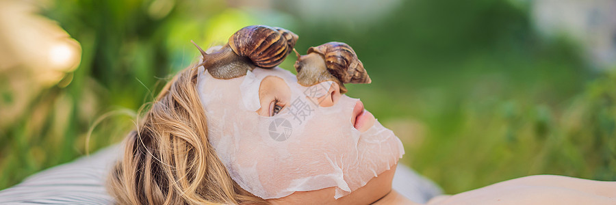 从带有蜗牛粘液的面膜中明显年轻 一个戴着蜗牛面具的孩子 蜗牛在面罩上爬行 所有 BANNER 的 SPA 长格式温泉休息药品螺旋图片