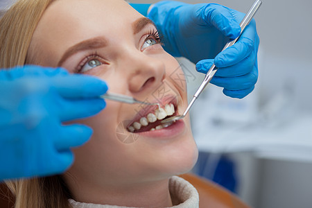 工作在她的牙齿诊所的女性牙医医生牙疼职业访问假牙病人办公室服务牙科牙龈图片