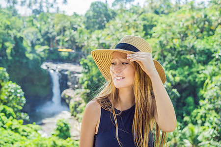 以瀑布背景为背景的女旅行者森林远足女性风景冒险自由热带国家女士女孩图片