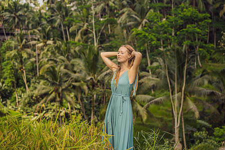 美丽的年轻女子走在典型的亚洲山坡上 那里种着水稻 山形绿色梯田梯田 乌布 巴厘岛 印度尼西亚 巴厘岛旅游理念场地自由环境爬坡日落图片