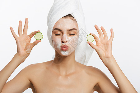 带着毛巾的笑脸女人的美容肖像 和 白背景中孤立的黄瓜之切面具女孩卫生女性保健护理皮肤身体享受微笑图片