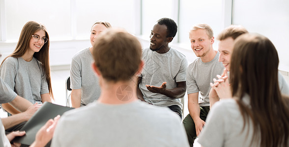 年轻人正在讨论一个圈子里坐着的东西经理合作职业心理学男人辅导研讨会多样性会议战略图片
