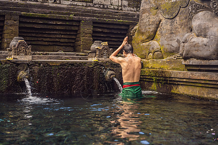 巴厘岛圣泉水寺的人 寺庙大院由以圣泉水而闻名的 petirtaan 或沐浴结构组成石头喷泉祷告纯化流动精神宗教传统旅游溪流图片