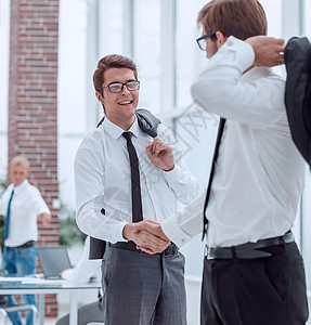 商务衬衫公司雇员以握手方式互致意 b职业套装男性同事生意人伙伴成功合伙合作商务背景