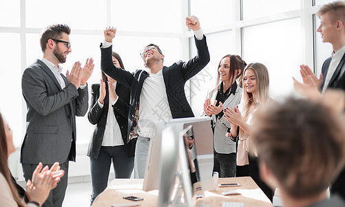 老板和快乐的雇员们鼓掌 站在办公室里伙伴职场欢呼团队生意合作同事人士职业管理人员图片