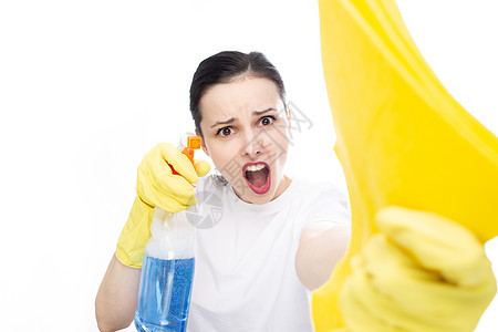 穿黄色手套的小丑女 手里拿着抹布和清洁剂 白色工作室背景图片