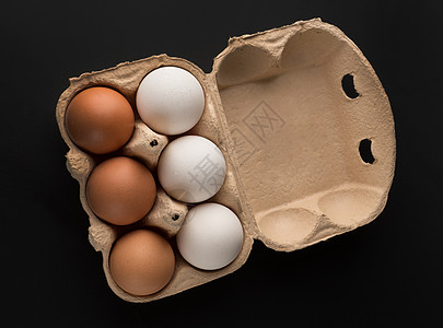 鸡蛋 在黑背景的一次性纸托盘中 将6个鸡蛋分成6块美食店铺饲养场生产鸭子销售食物标准盘子回收图片