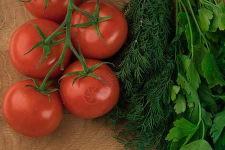 绿色树枝 五红西红番茄和子 还有木板上的派斯利沙拉烹饪桌子厨房木头饮食食物沙拉义者生态维生素图片