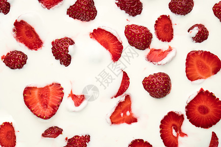 美味多汁的红草莓切片 浸在奶制品中 酸奶油 最美景 特写饮食水果宏观食物美食季节叶子花园种子营养图片