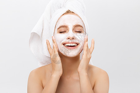 白底带面罩的漂亮女人沙龙温泉美容师奶油化妆品激光塑料剥皮面具保湿图片