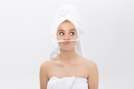 在复制空间玩假牙刷的有吸引力的快乐女人 孤立在白色上毛巾娱乐卫生麦克风女性广告黑发女士微笑乐趣图片