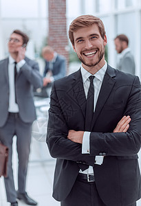 站在现代办公室的有笑着的商务人士人士男人咨询管理人员商业领导合伙伙伴律师银行家图片
