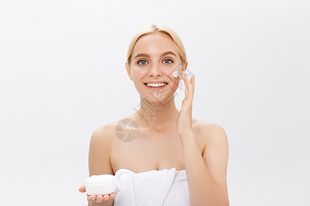 美丽的模型 在白脸上施化妆奶油的美容药剂工作室女士温泉身体治疗润肤保湿眼睛护理滋润图片