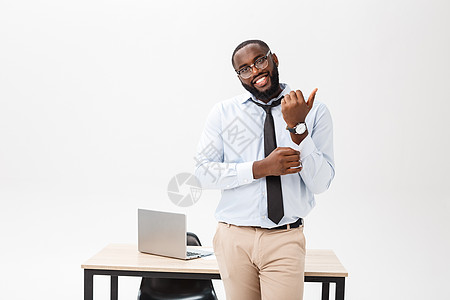 一个快乐而有吸引力的年轻专业非洲裔美国商务人士在办公室的画像图片