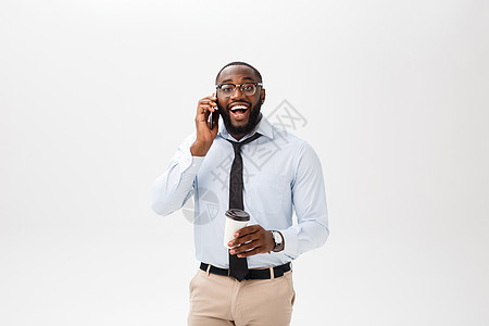 一位自信的青年商务人士在手机上交谈的肖像技术工人电话企业家管理人员套装成人爆炸微笑人士图片