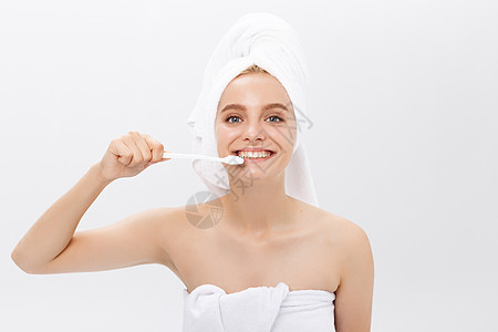 美丽的caucasian微笑着的女士肖像 孤立在白色工作室 头部和肩膀中弹女性头发保健喜悦牙科卫生温泉皮肤成人浴室图片