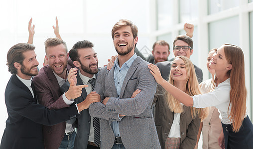 公司员工们欢呼他们的同事 高兴的鼓掌老板男性领导者职员人士幸福微笑生意团队办公室图片