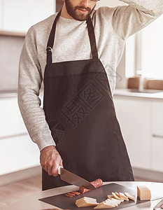 疲累男人在厨房做三明治围裙早餐食物烹饪公寓家庭美食眼镜丈夫营养图片