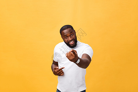 有趣的年轻非洲顾客开心地笑着 用食指指着相机 就好像选择了你 并邀请你参加大甩卖 积极的情绪 面部表情 感觉 选择性的焦点黑色男图片