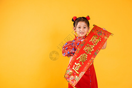 亚裔中国小女孩笑得开心 身着红青山qipao春庆节晚宴情诗歌庆典女性快乐节日女士裙子标签传统女孩文化图片