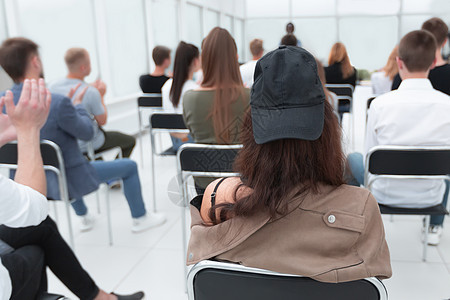 后视图 年轻人在青年研讨会上鼓掌公司男性会议室管理人员推介会多样性扬声器合伙同事人士图片