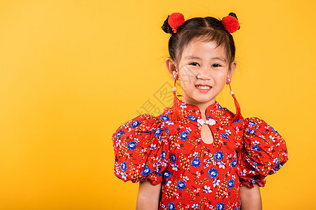 亚裔中国小女孩笑着穿着红长相裙子戏服假期孩子姿势旗袍海报女孩节日金子图片