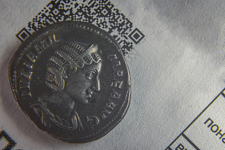一张纸上的旧硬币 上面印着一个美经代码广告电路帐户网络经济助手借方商业标识投资图片