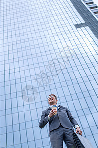 现代商家站在高楼办公大楼附近的现代商业人律师项目专家咖啡成人职业城市文件夹生意人公文包图片