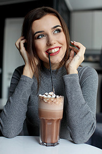 漂亮的女孩吃巧克力 沙漠棕色和白奶油玻璃食物咖啡蛋糕帽子头发商务桌子木头餐厅图片