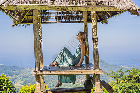 巴厘岛传统的年轻妇女旅行公园绿化园林身体女性天堂天空露台院子图片