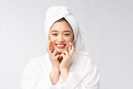 Spa 护肤美容亚洲女性在淋浴后用毛巾擦干头发 接触软皮肤的美丽的多种族女孩温泉胶原护理化妆品洗澡奶油面部治疗卫生浴衣图片